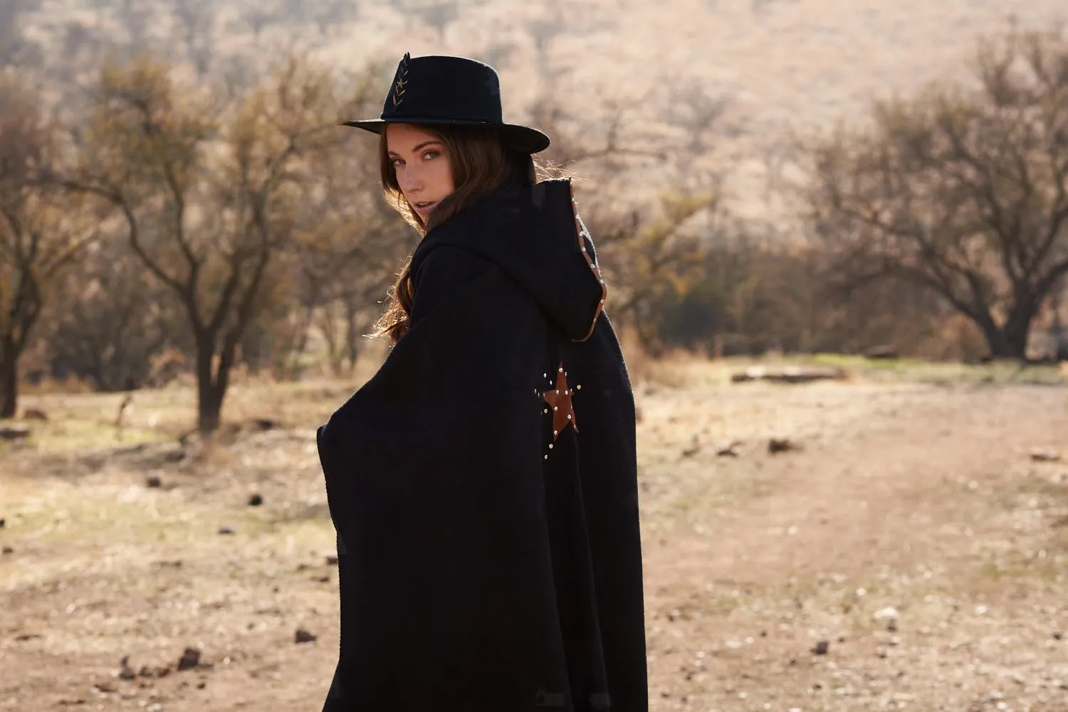 Poncho Estrella lana y alpaca negro con gorro