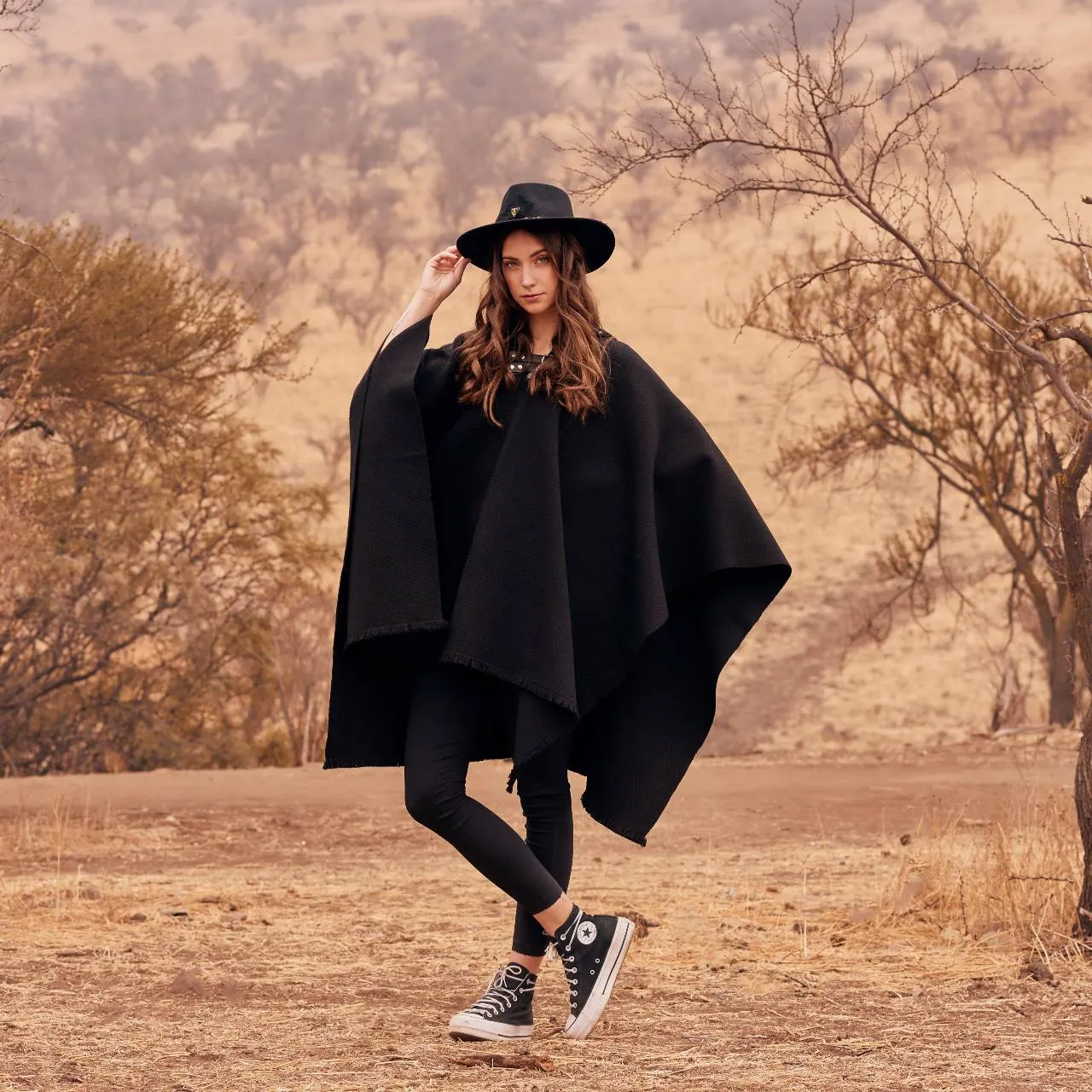 Poncho Estrella lana y alpaca negro con gorro