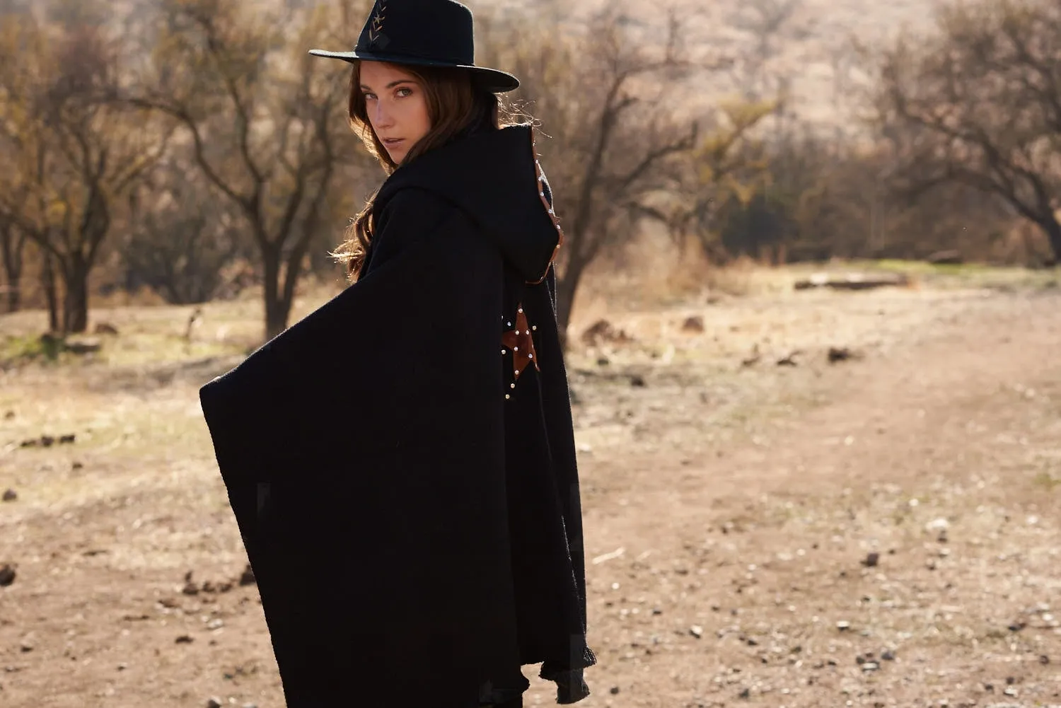 Poncho Estrella lana y alpaca negro con gorro