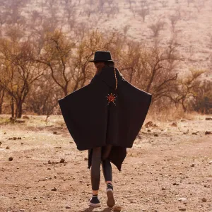 Poncho Estrella lana y alpaca negro con gorro